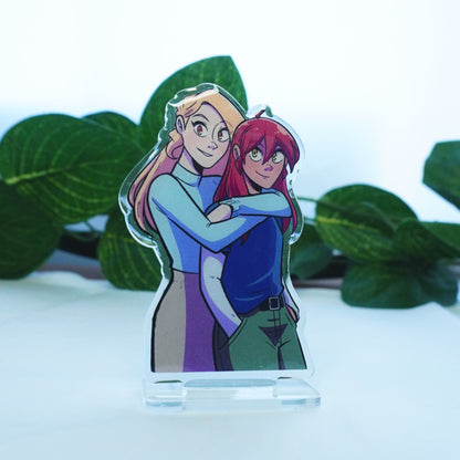 Standees Emma y Tara